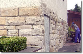 Restaurieren einer Natursteinwand